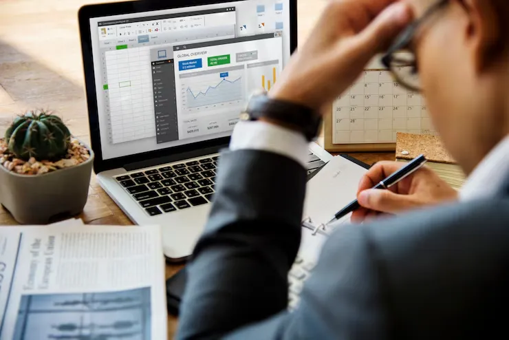 Pantalla con análisis financiero en proceso de consultoría
