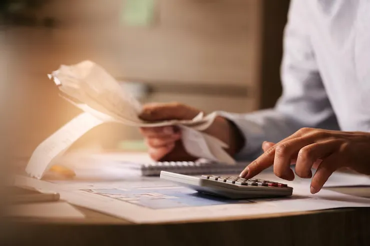 Empresarios recibiendo asesoramiento estratégico